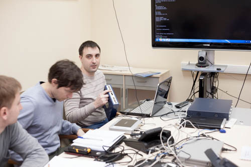 Специалист компании «ИМАГ» демонстрирует инженерам функциональность VoIP-шлюза AddPac AP1100F-A